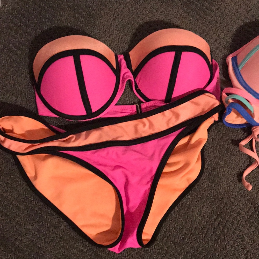 2 bikinis triangle style